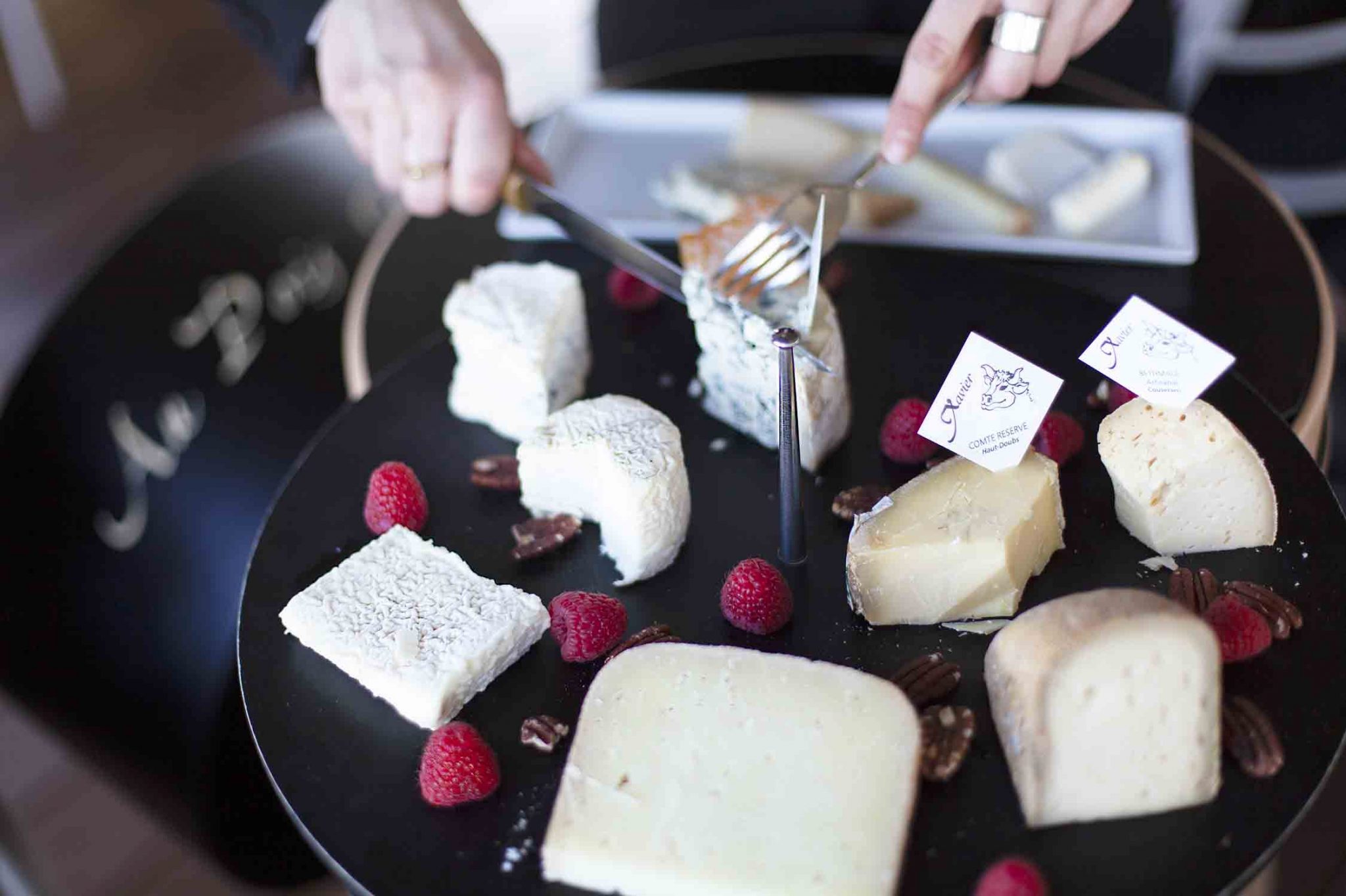 Cheese platter with raspberries served on a QUISO COQ cheese trolley at Le Pois Gourmand restaurant in Toulouse, 2017